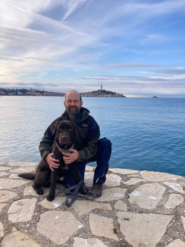 Tobias mit Hund Alpha in Rovinj, Kroatien
