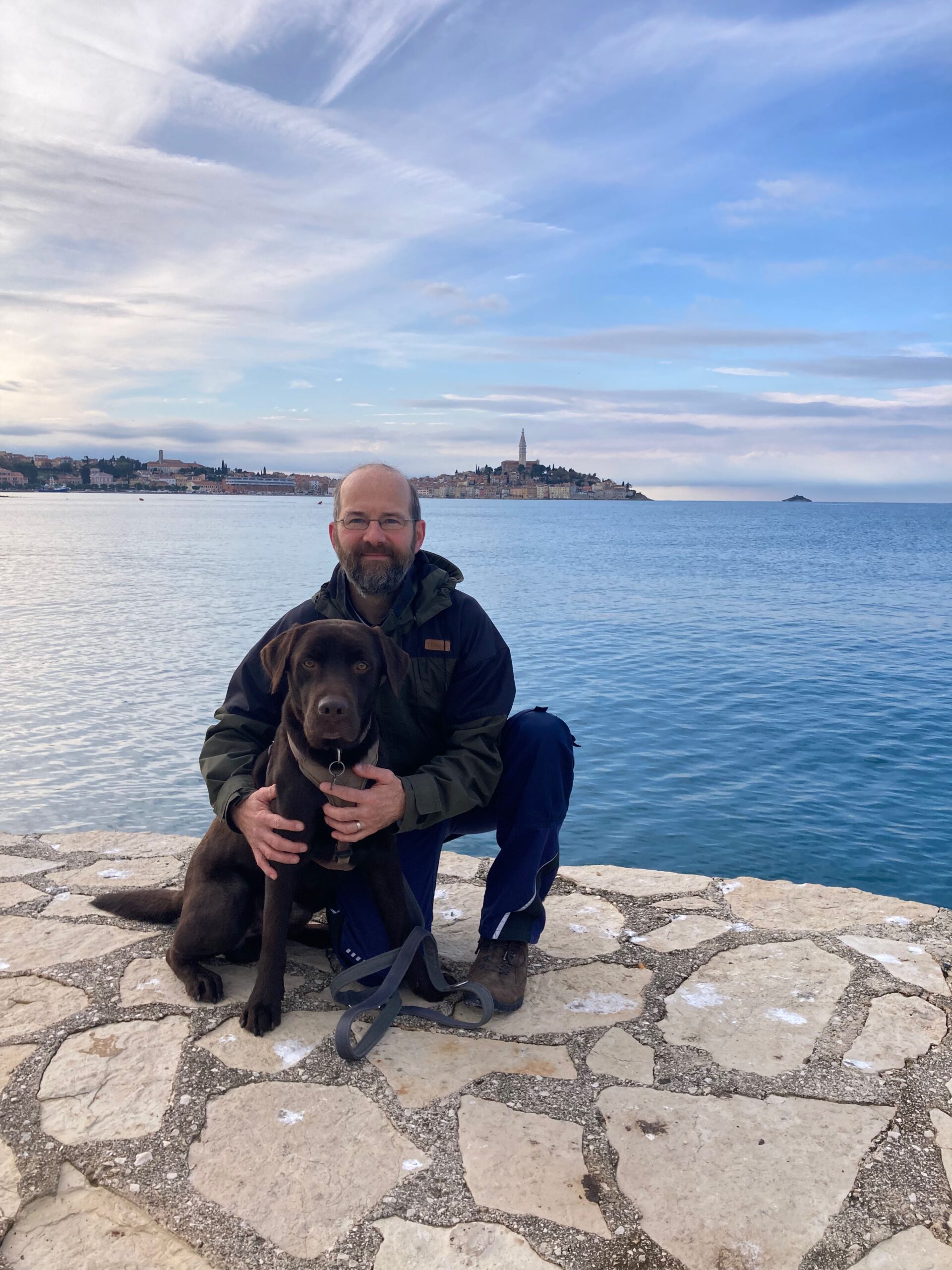 Tobias mit Hund Alpha in Rovinj, Kroatien